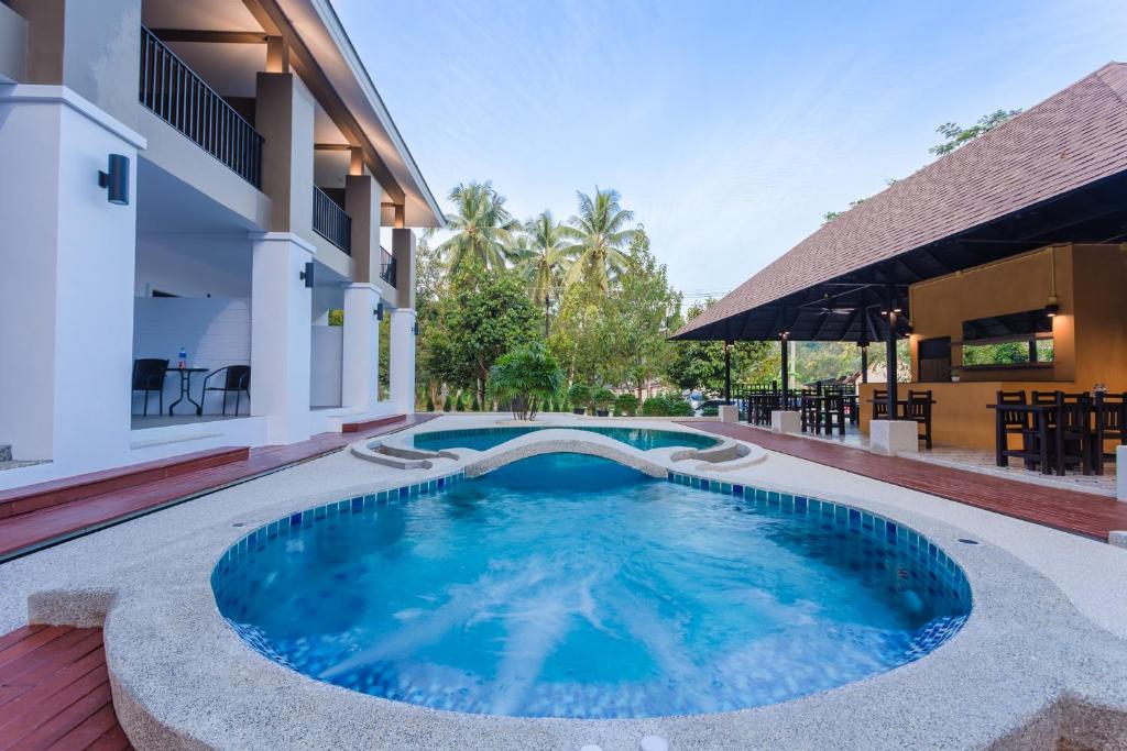 Bazén v ubytovaní The Retreat Khaolak Resort - SHA Extra Plus alebo v jeho blízkosti
