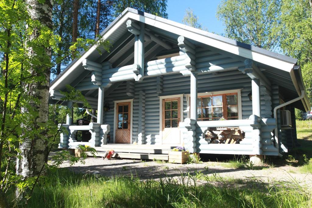a tiny house in the woods at Hiekkarannanlomat in Kannonkoski