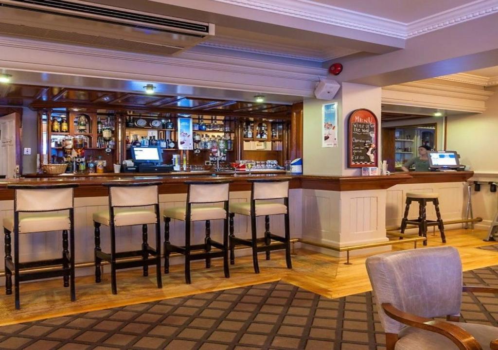 Lounge nebo bar v ubytování Lake of Shadows Hotel