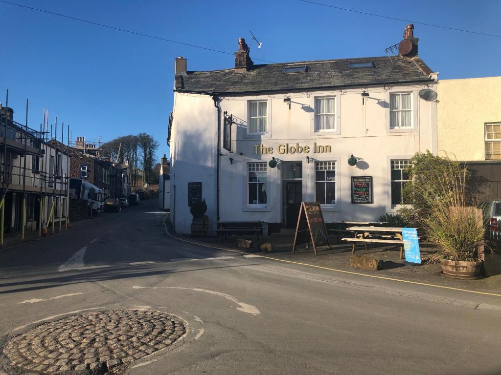 Gosforth的住宿－The Globe Inn，街道边的白色建筑