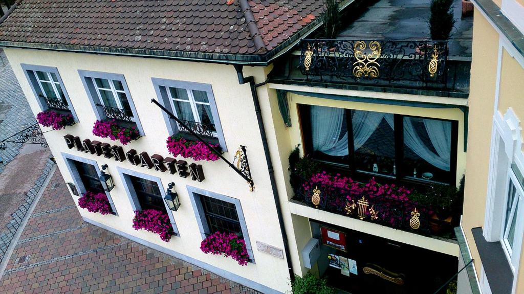 une vue aérienne sur un bâtiment avec des boîtes de fleurs dans l'établissement Der Platengarten, à Ansbach