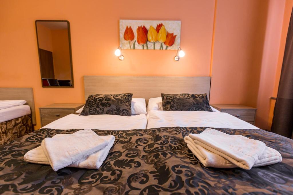1 dormitorio con 2 camas y toallas en la cama en Rezidence Davids Apartments en Praga