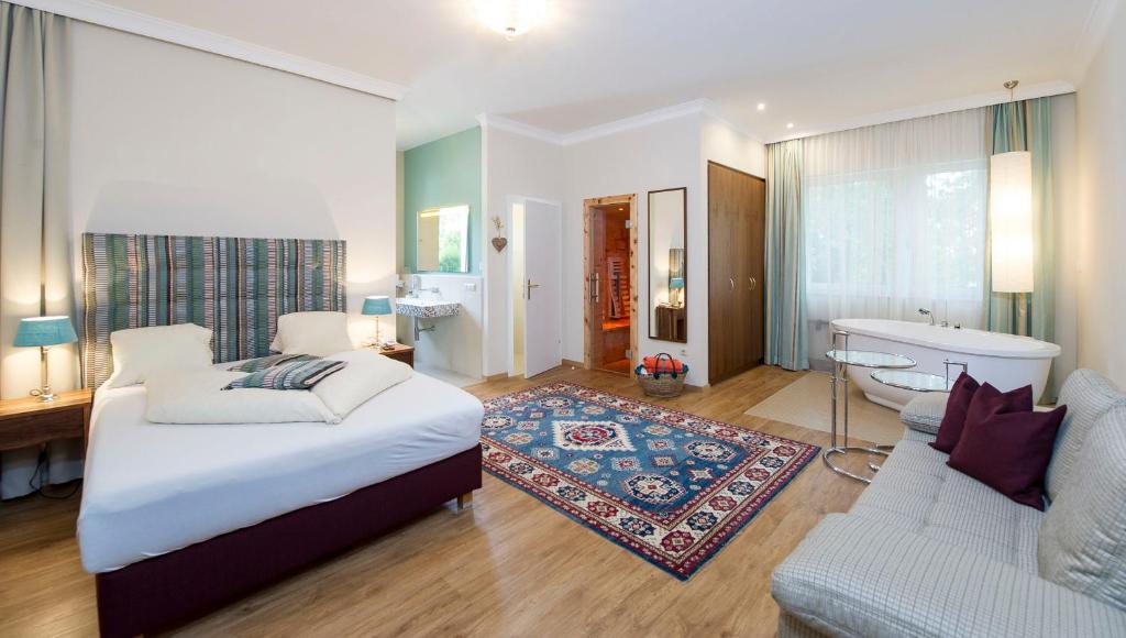 Postel nebo postele na pokoji v ubytování Seehotel Astoria