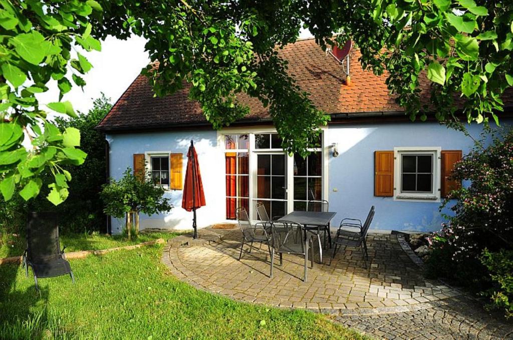 una mesa y sillas frente a una casa en Ferienhof Gögelein en Feuchtwangen