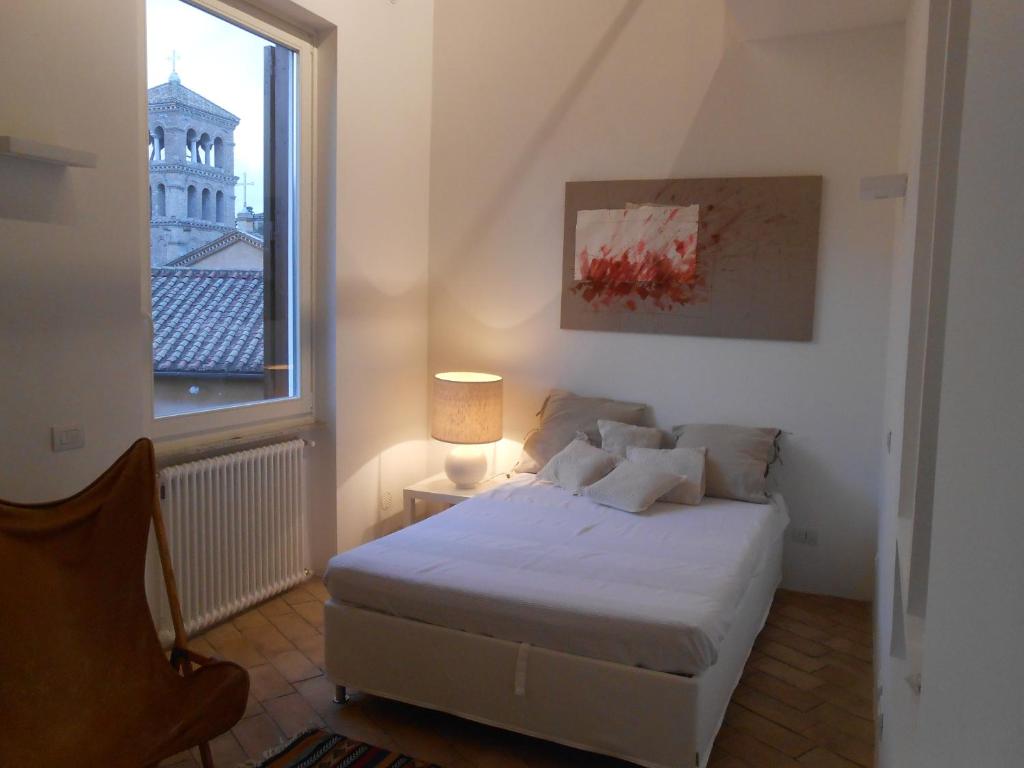 Habitación pequeña con cama y ventana en Foro Romano Relais, en Roma