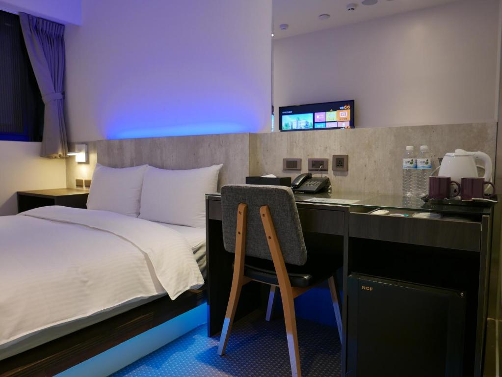 台北市にある泊居旅店二館 Oursinn Hotel 2のベッドルーム1室(ベッド1台、デスク、椅子付)