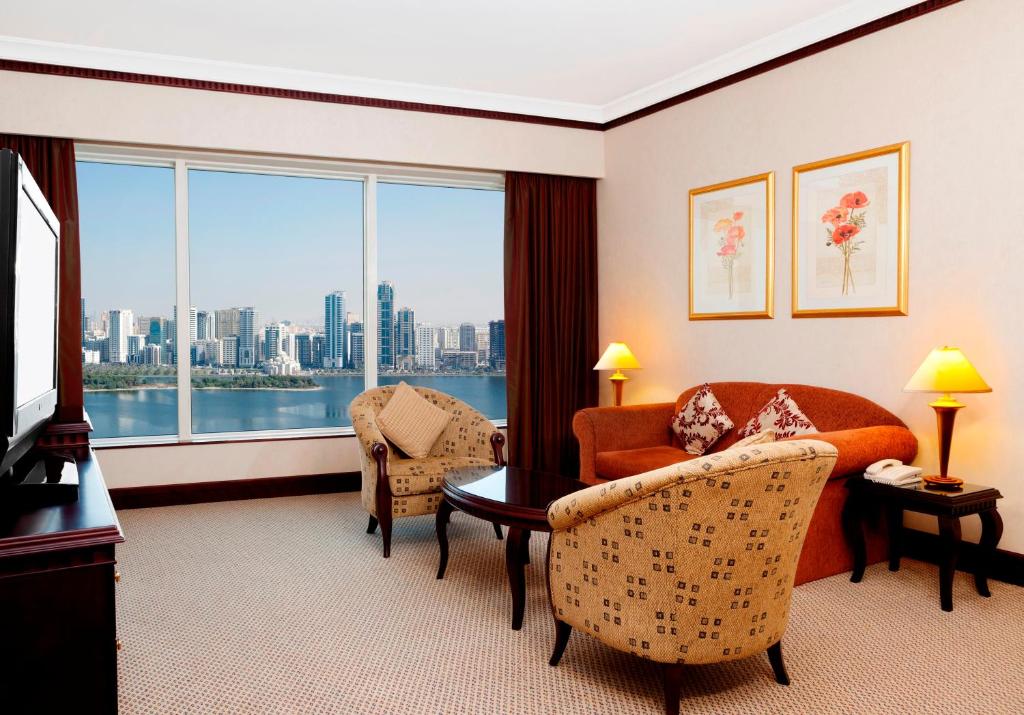 Corniche Hotel Sharjah - Suite Junior Lit King-Size Avec Vue Sur Lagon