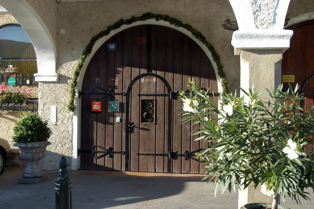 una entrada a un edificio con una gran puerta de madera en Weingut-Pension Stockingerhof, en Dürnstein