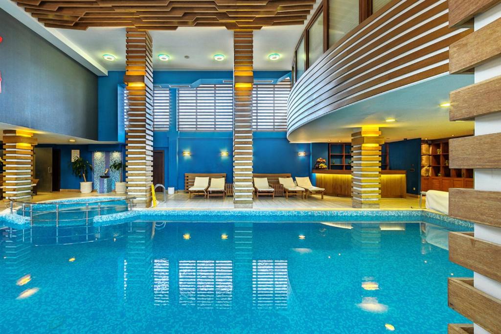 Bazén v ubytování Regnum Bansko Ski Hotel & SPA nebo v jeho okolí