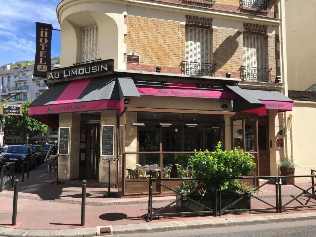 un restaurante en la esquina de una calle de la ciudad en Au limousin en Levallois-Perret