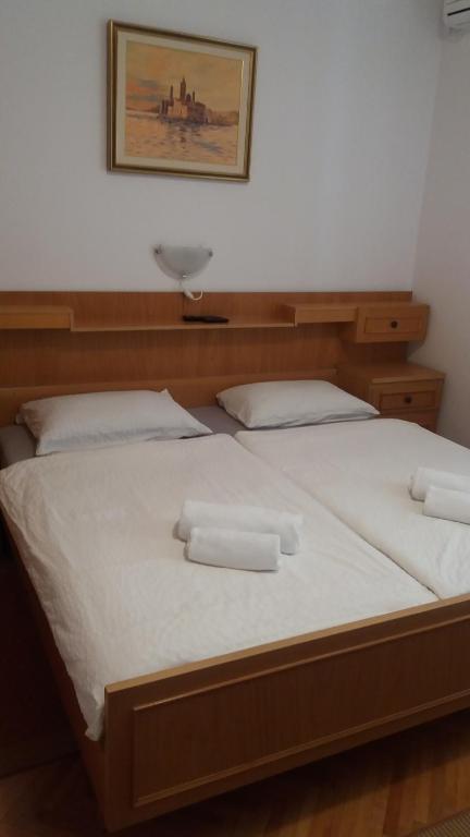 Postel nebo postele na pokoji v ubytování Apartmani i sobe Mara