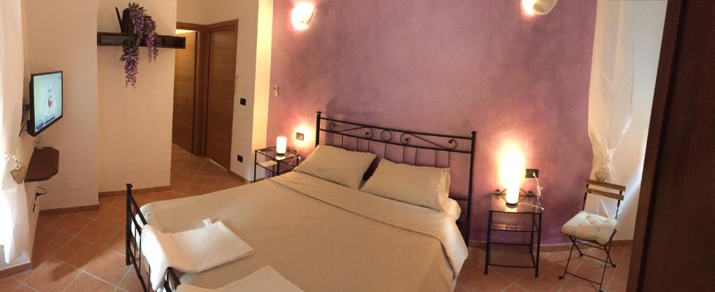 Postel nebo postele na pokoji v ubytování Guest House Virginia's Rooms-Private free Parking and Top Carignano District