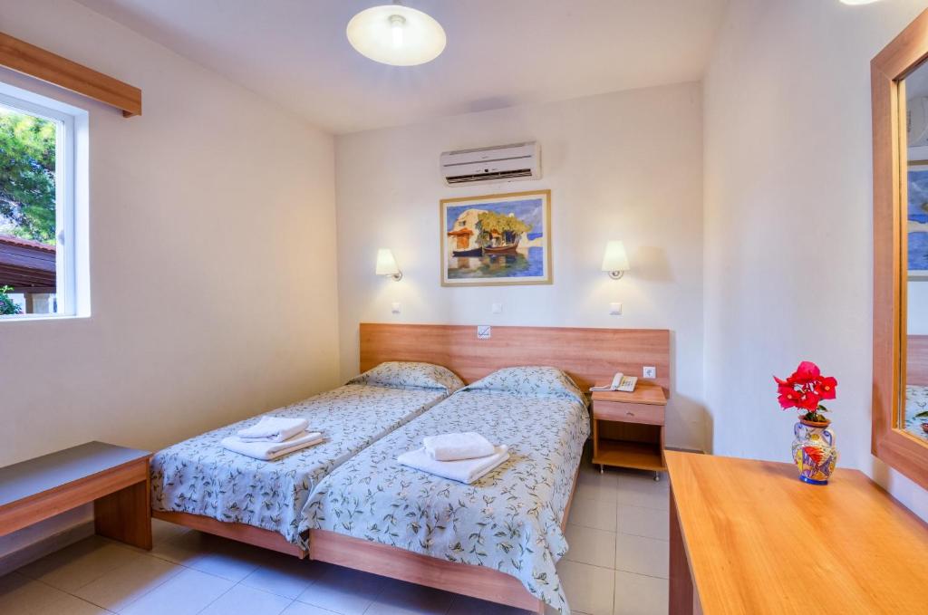 Postel nebo postele na pokoji v ubytování Matina Pefkos Aparthotel