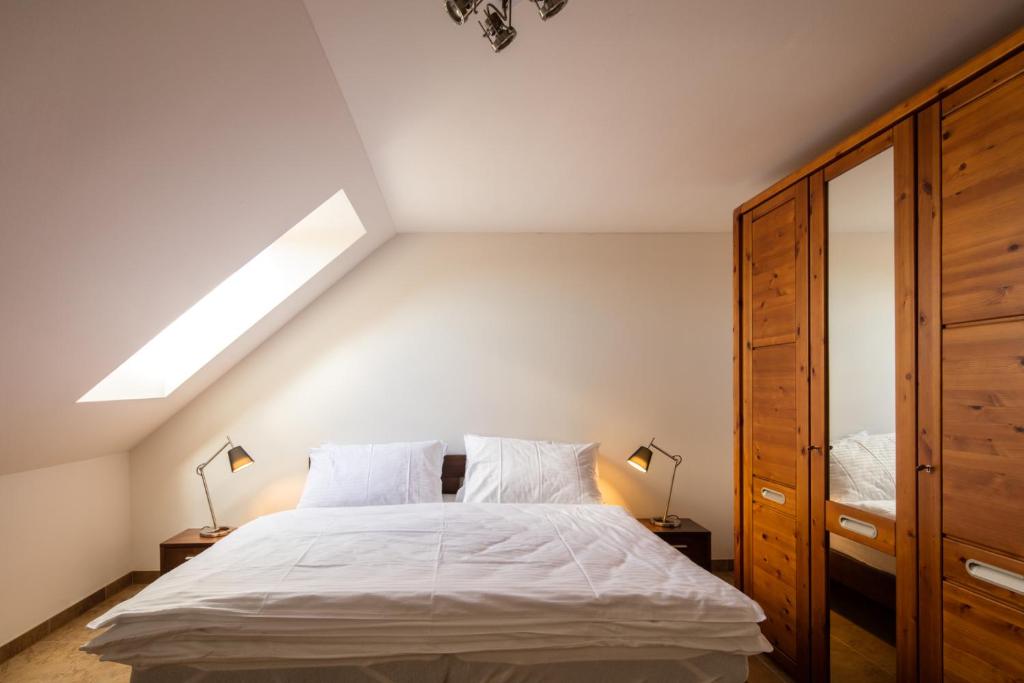 Llit o llits en una habitació de Dvojdům Ostrov u Macochy