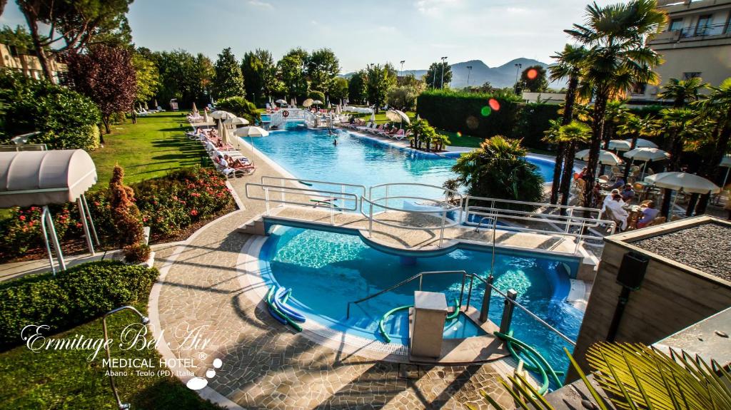 una vista sulla piscina di un resort di Ermitage Bel Air Medical Hotel ad Abano Terme