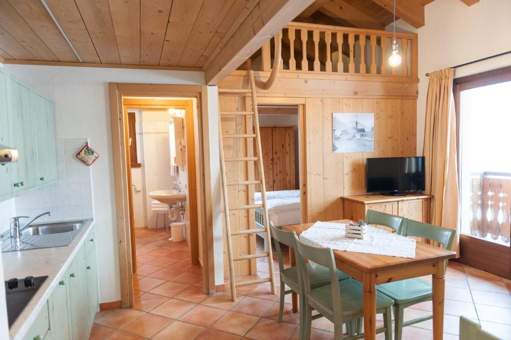 una cucina e sala da pranzo con una casetta di Residence Bait da Mott a Livigno