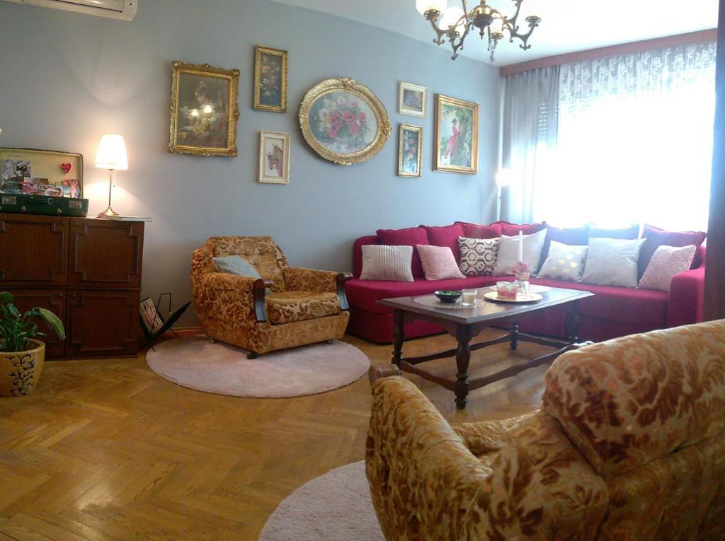 een woonkamer met een bank en een tafel bij Apartment J&M in Zagreb