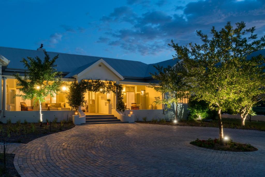 una casa con una entrada delante de ella por la noche en Cape Vue Country House, en Franschhoek