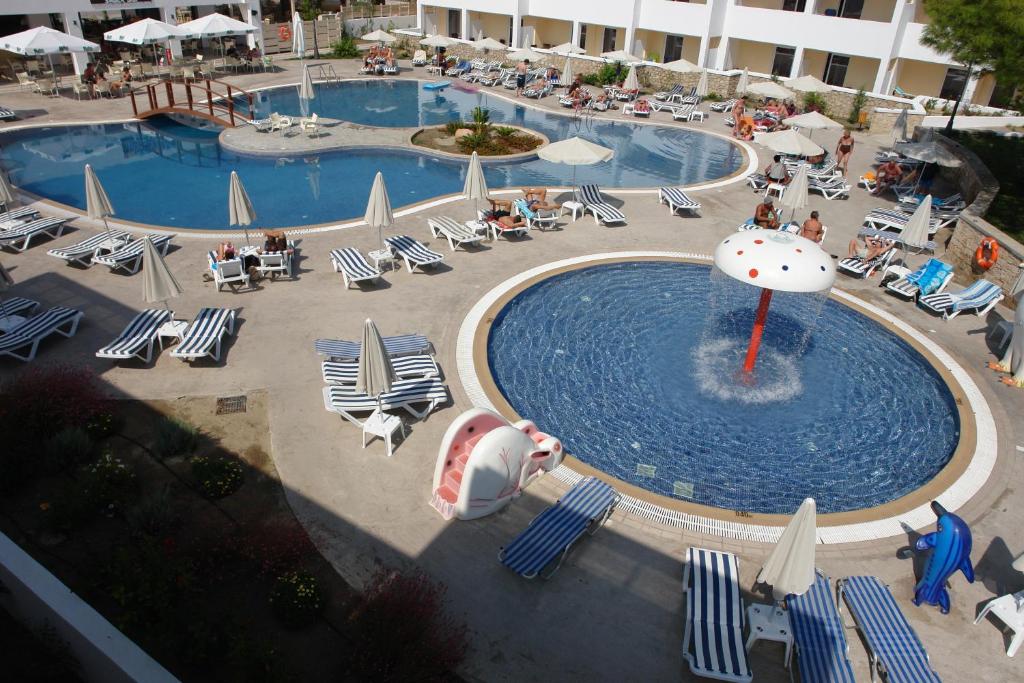 Bazén v ubytování Matina Pefkos Aparthotel nebo v jeho okolí
