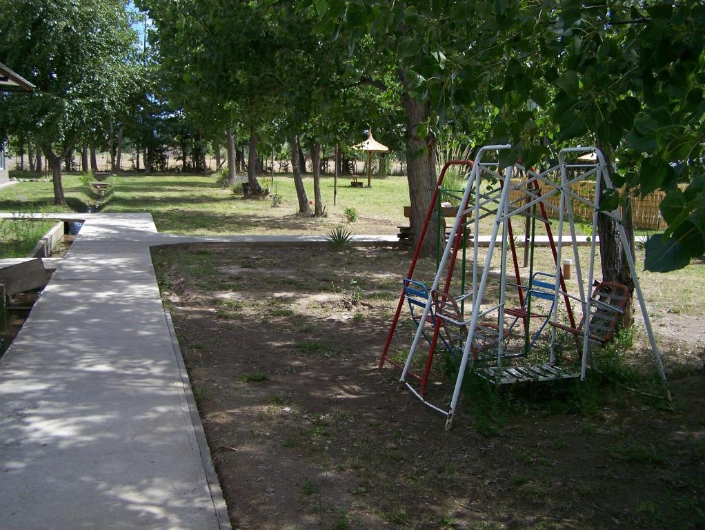 einen Park mit Schaukel und Pfad in der Unterkunft Cabañas El Labriego in Malargüe