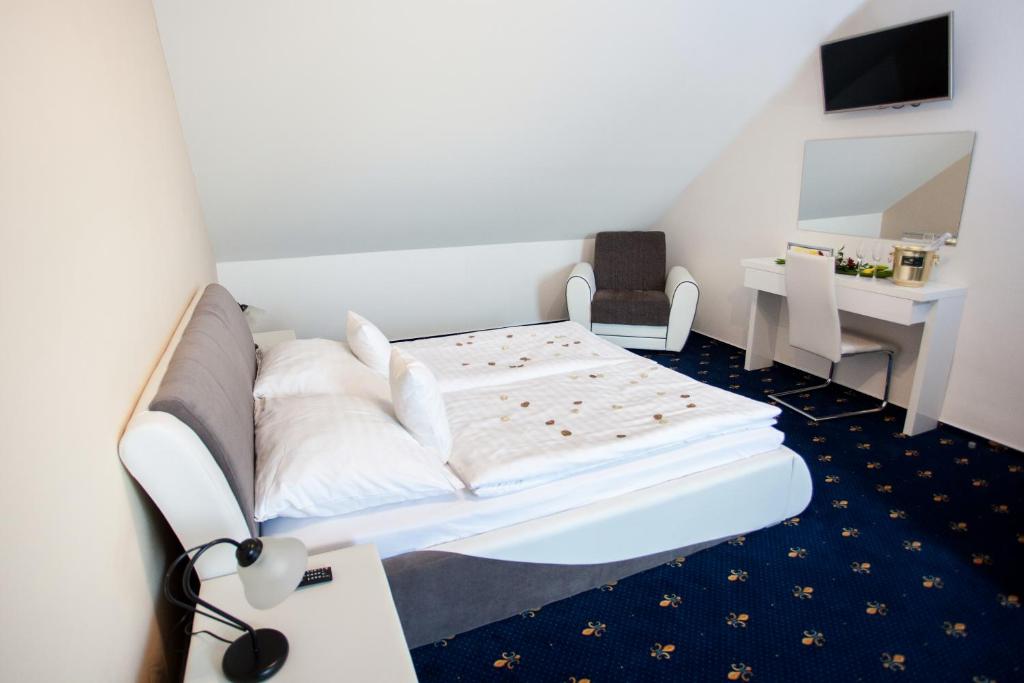 TV a/nebo společenská místnost v ubytování Hotel Savoy
