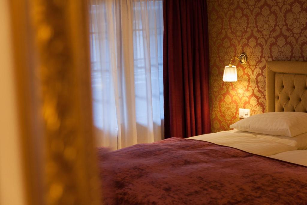 Postel nebo postele na pokoji v ubytování Hotel Walliserhof Zermatt