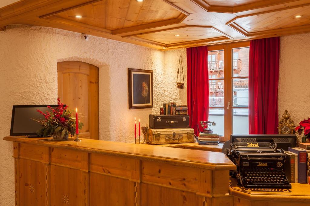TV a/nebo společenská místnost v ubytování Hotel Walliserhof Zermatt