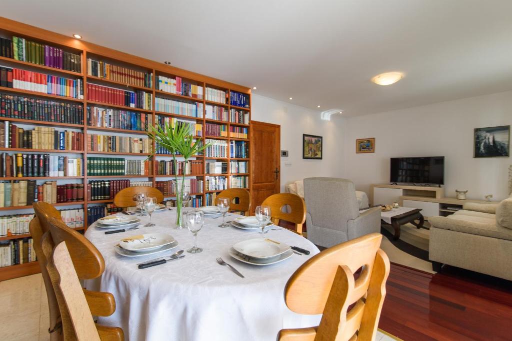 Televízia a/alebo spoločenská miestnosť v ubytovaní Villa Lado with private pool near Split
