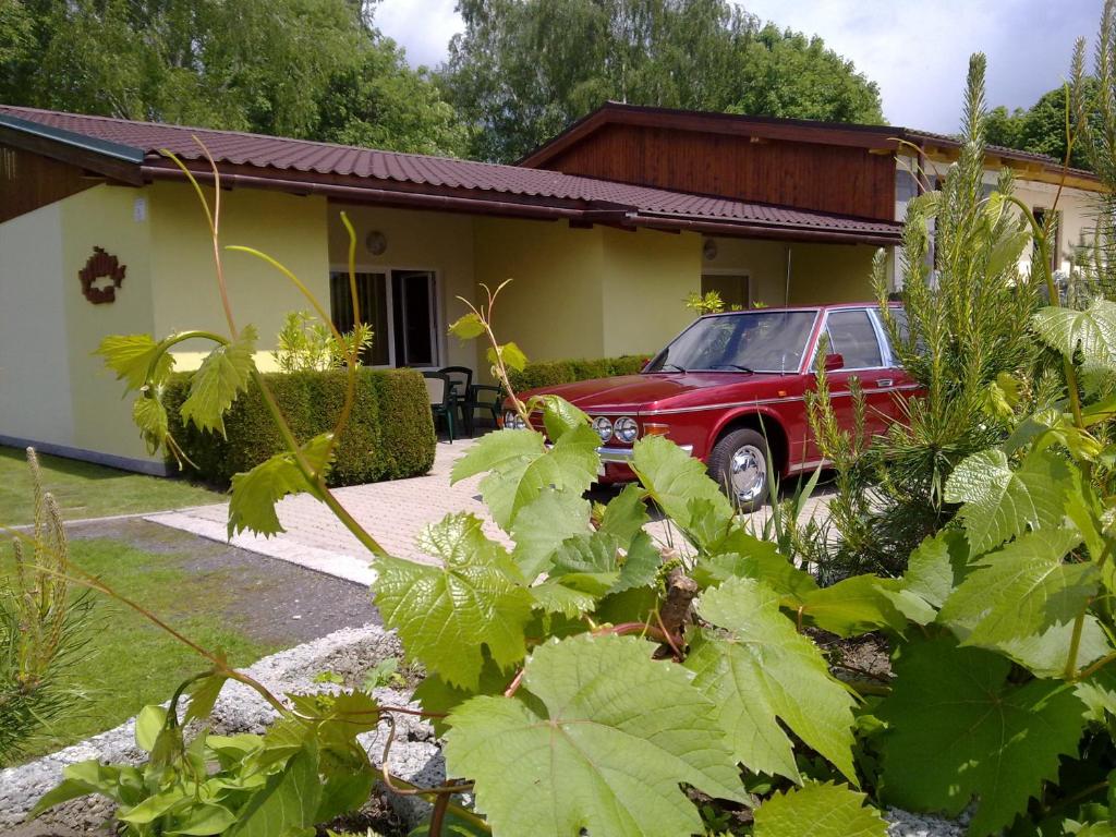 un coche rojo estacionado frente a una casa en Privat No 13, en Liptovský Mikuláš