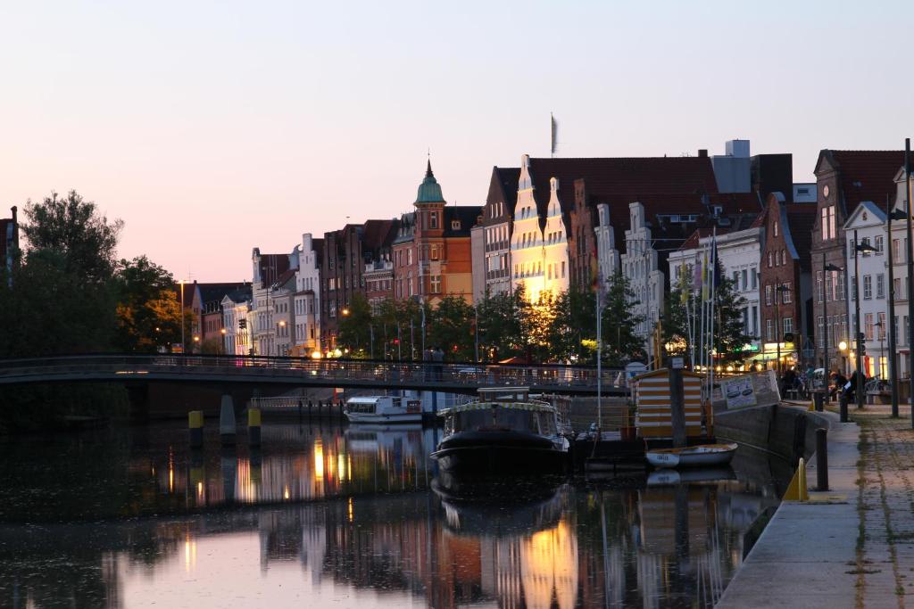 a city with a river with buildings and a bridge at Ferienwohnung Hamberge in Hamberge