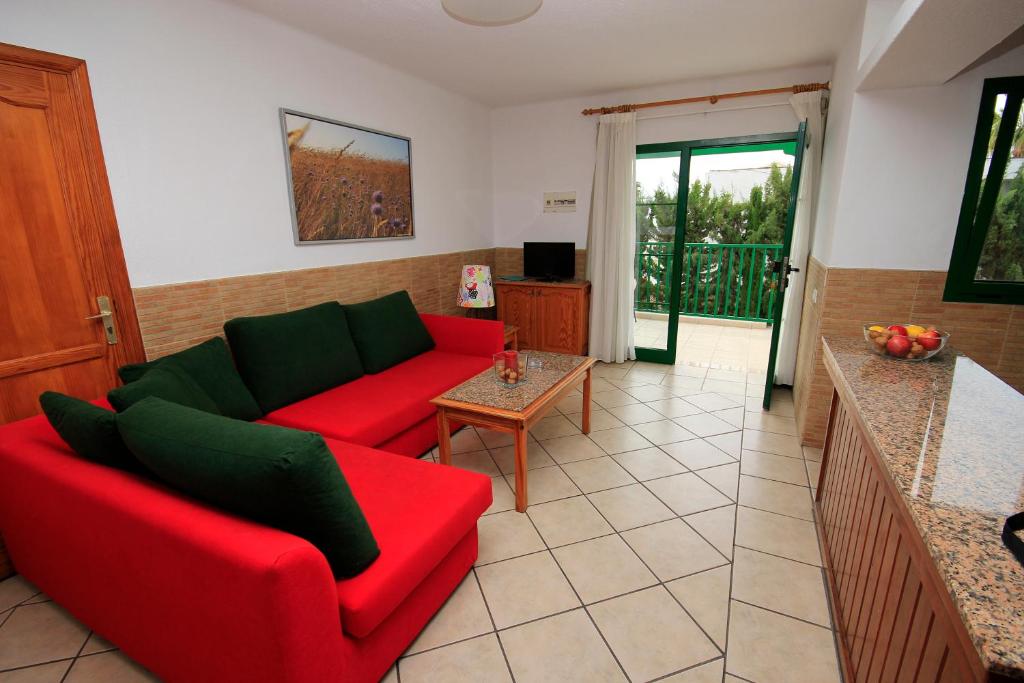Televízia a/alebo spoločenská miestnosť v ubytovaní Apartamentos Acuario Sol