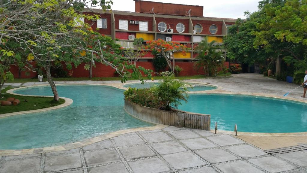 Bazén v ubytování Flat Condominio Gaivotas Alcobaça BA a 100 metros do mar nebo v jeho okolí
