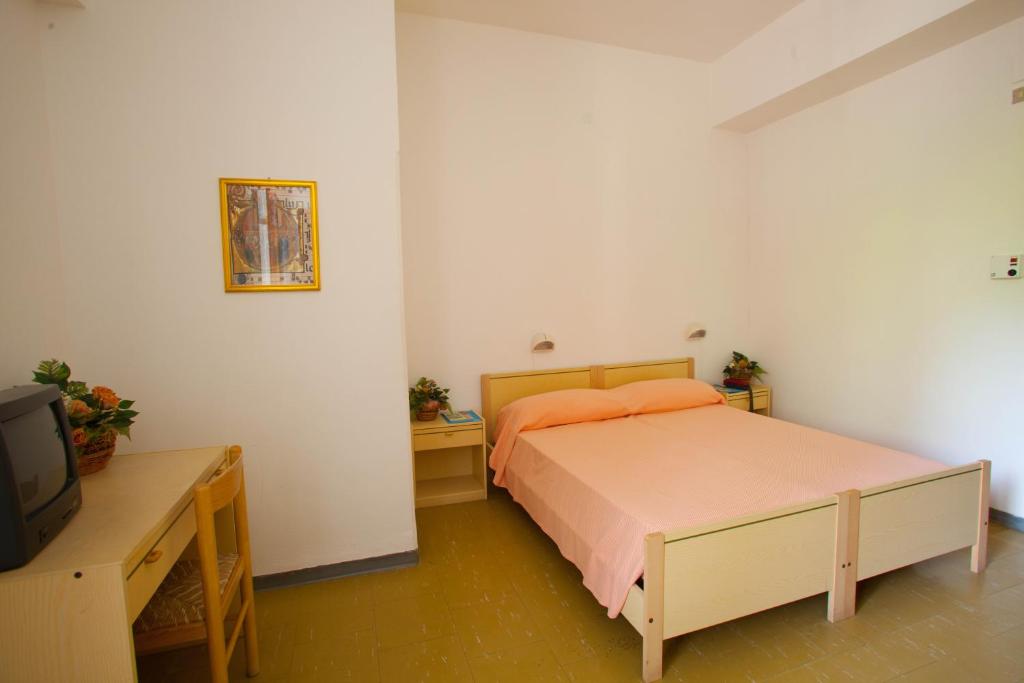 A bed or beds in a room at Hotel Santa Lucia