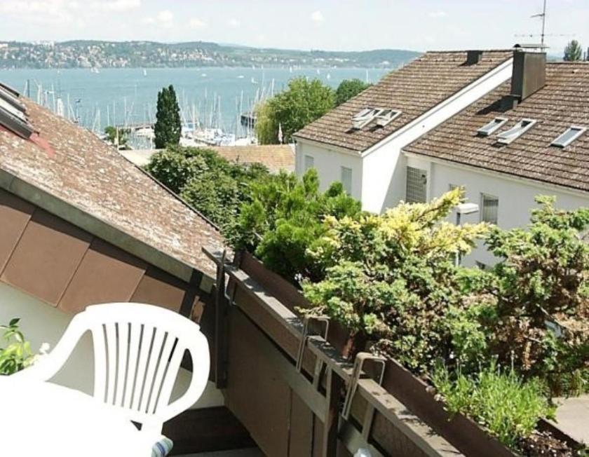 una silla blanca en la parte superior de un balcón en Konstanz-Wallhausen en Konstanz
