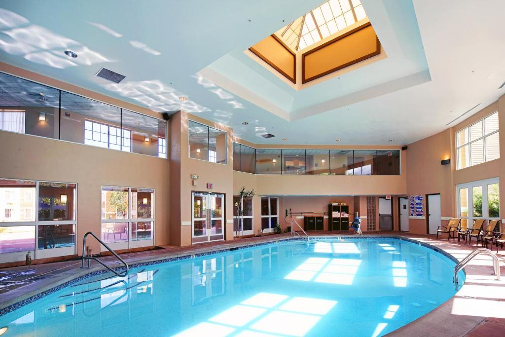 duży basen w hotelu z dużym sufitem w obiekcie Grand Canyon Railway Hotel w mieście Williams