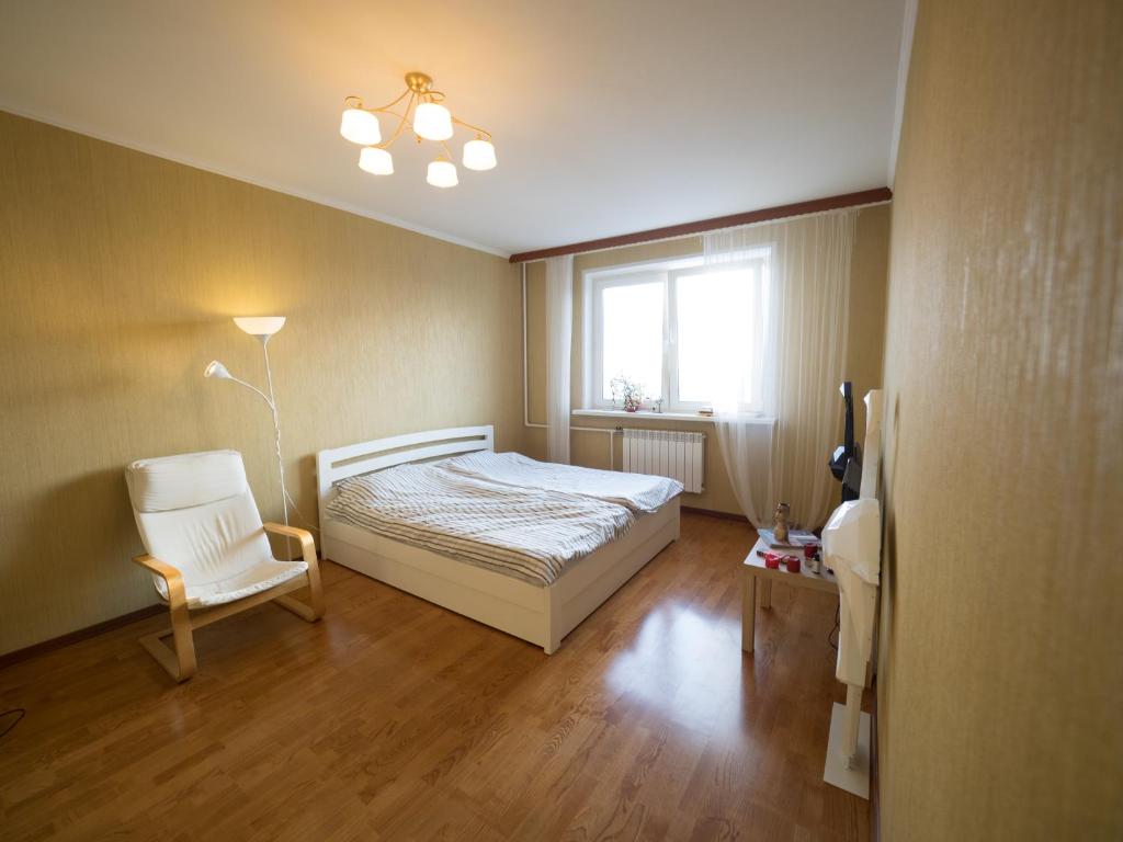 モスクワにあるU-Apart SKYのベッドルーム1室(ベッド1台、椅子、窓付)