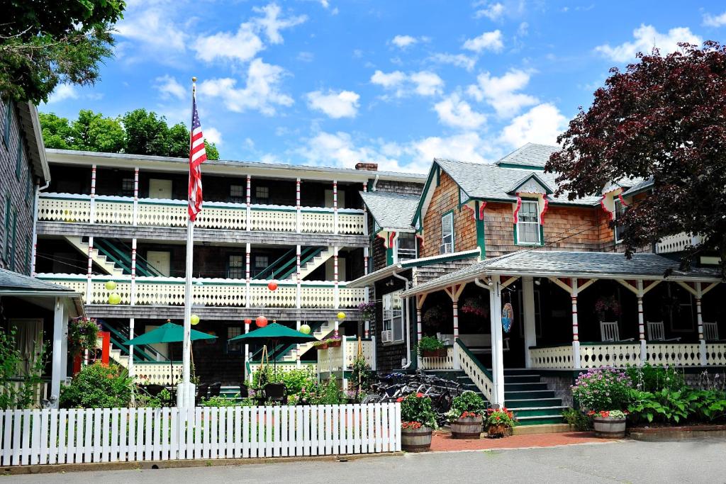 una casa con una bandera americana delante de ella en Pequot Hotel, en Oak Bluffs