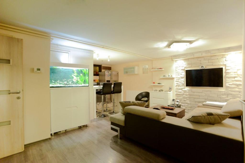 een woonkamer met een bank en een flatscreen-tv bij *** Apartment "IN" Zagreb in Zagreb