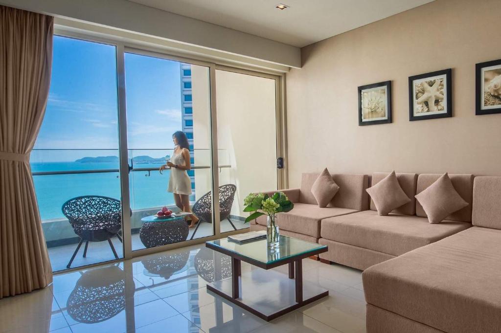 un soggiorno con un divano e un tavolo di Luxury Sea View Apartment a Nha Trang