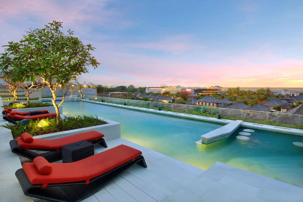 Bazén v ubytování Aryaduta Bali nebo v jeho okolí