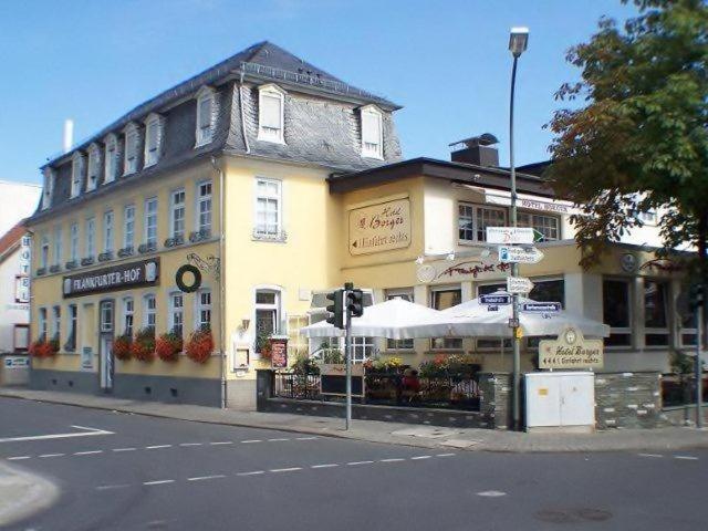 un edificio amarillo en la esquina de una calle en Hotel Borger, en Frankfurt