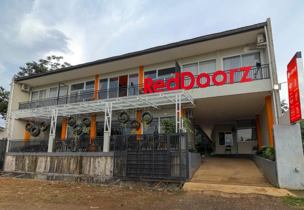 ein Gebäude mit einem roten Türschild drauf in der Unterkunft RedDoorz near Exit Toll Bogor in Bogor
