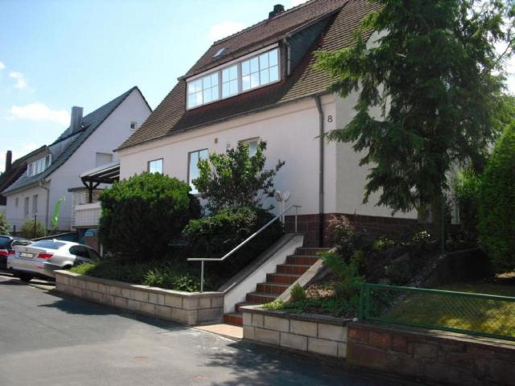 uma casa branca com escadas em frente em Assmanns Ferienwohnungen Ost em Miltenberg
