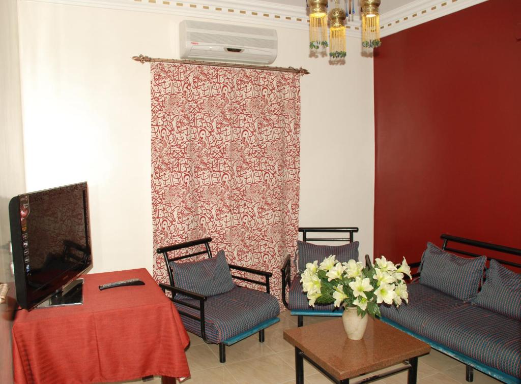 TV a/nebo společenská místnost v ubytování Philae Hotel Aswan