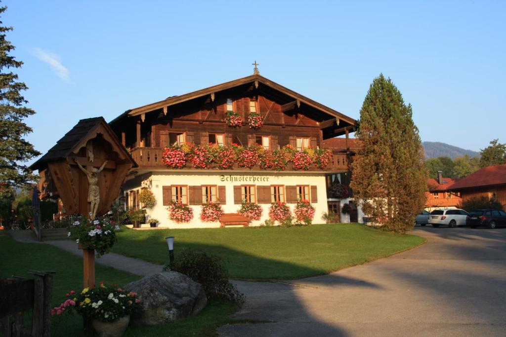 dom z kwiatami na przodzie w obiekcie Pension Schusterpeter w mieście Bad Tölz