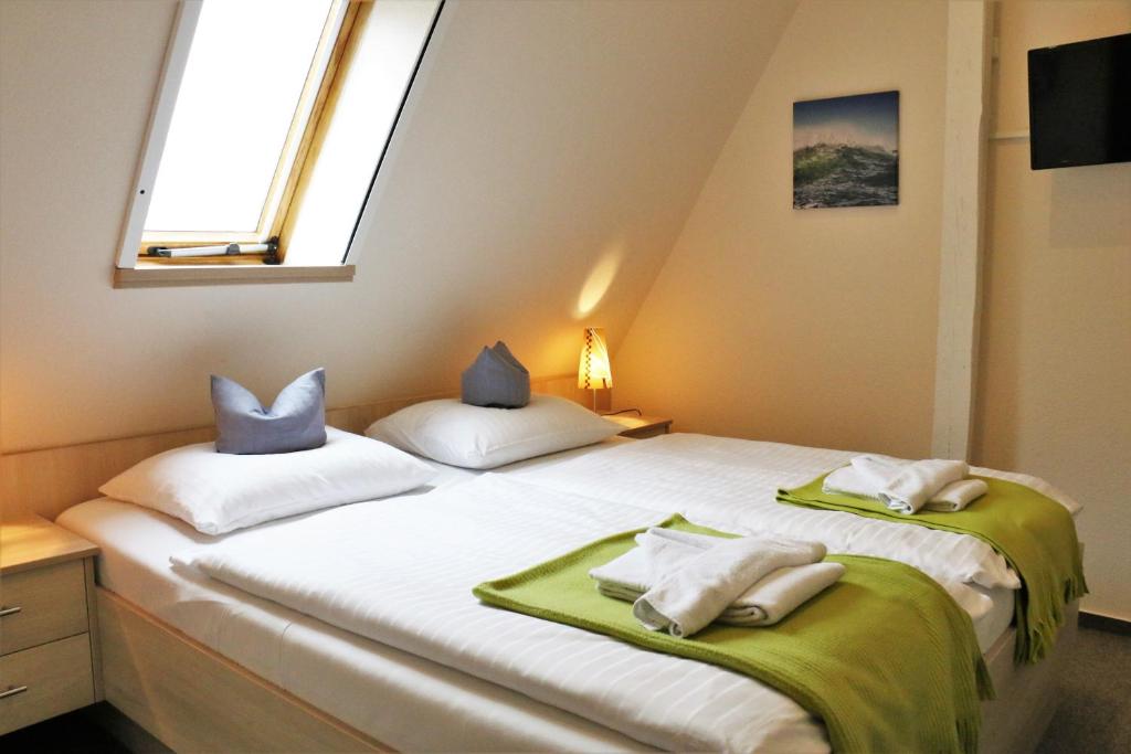 En eller flere senger på et rom på GRÜNBLAU RELAX Pension & Apartments