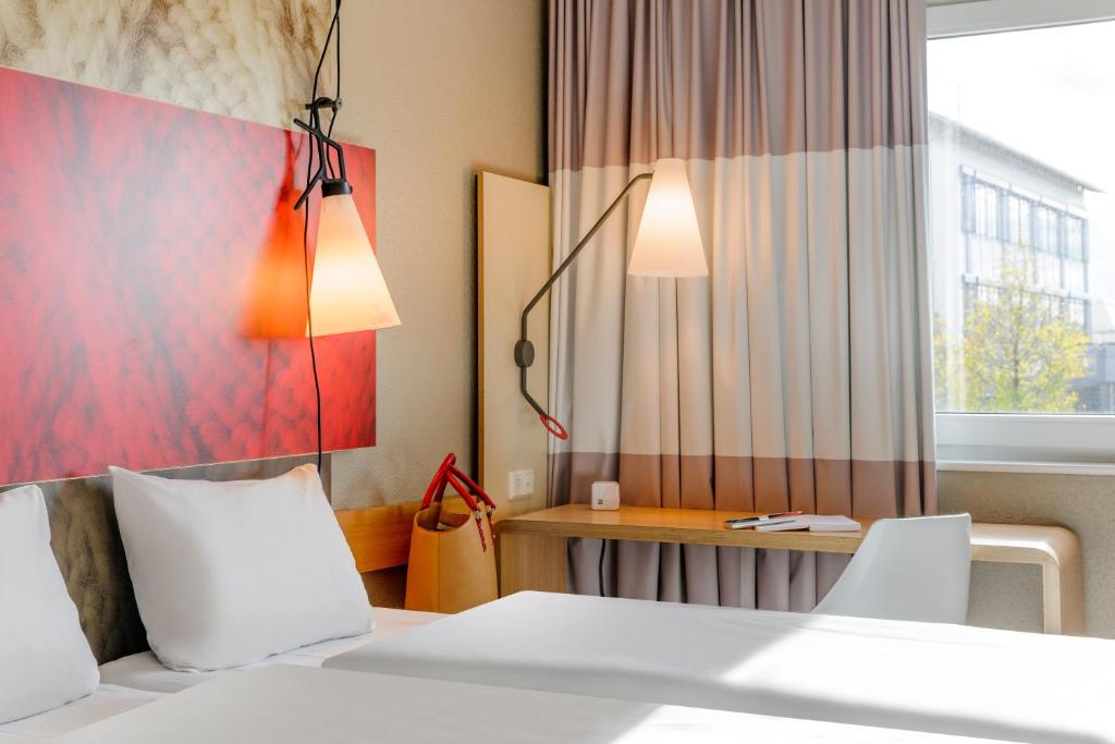 Postel nebo postele na pokoji v ubytování ibis Hotel München Messe