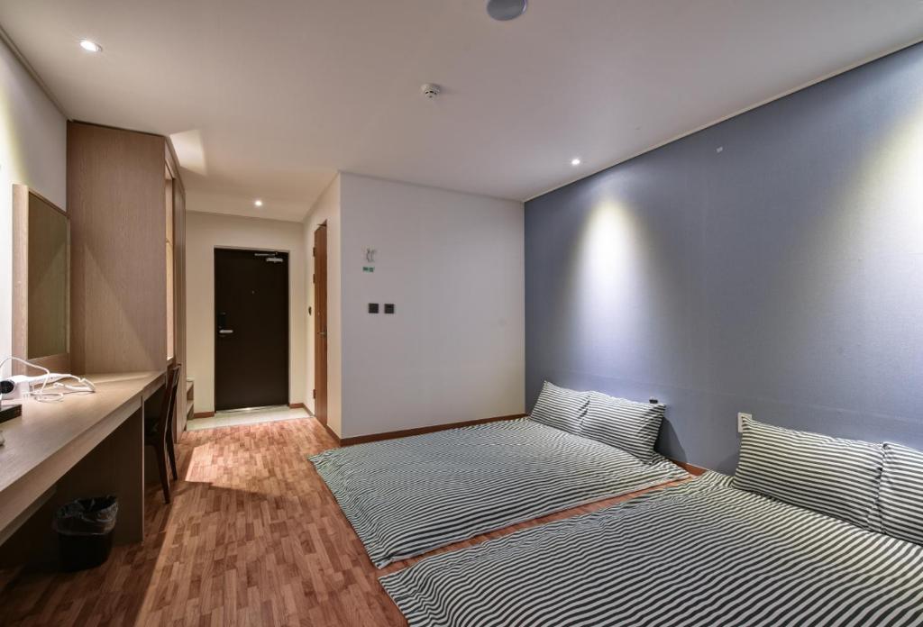 Postel nebo postele na pokoji v ubytování Sea Moon Tourist Hotel