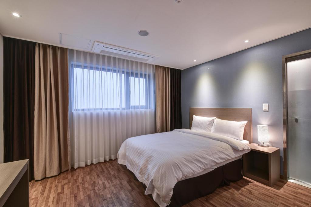 Postel nebo postele na pokoji v ubytování Sea Moon Tourist Hotel