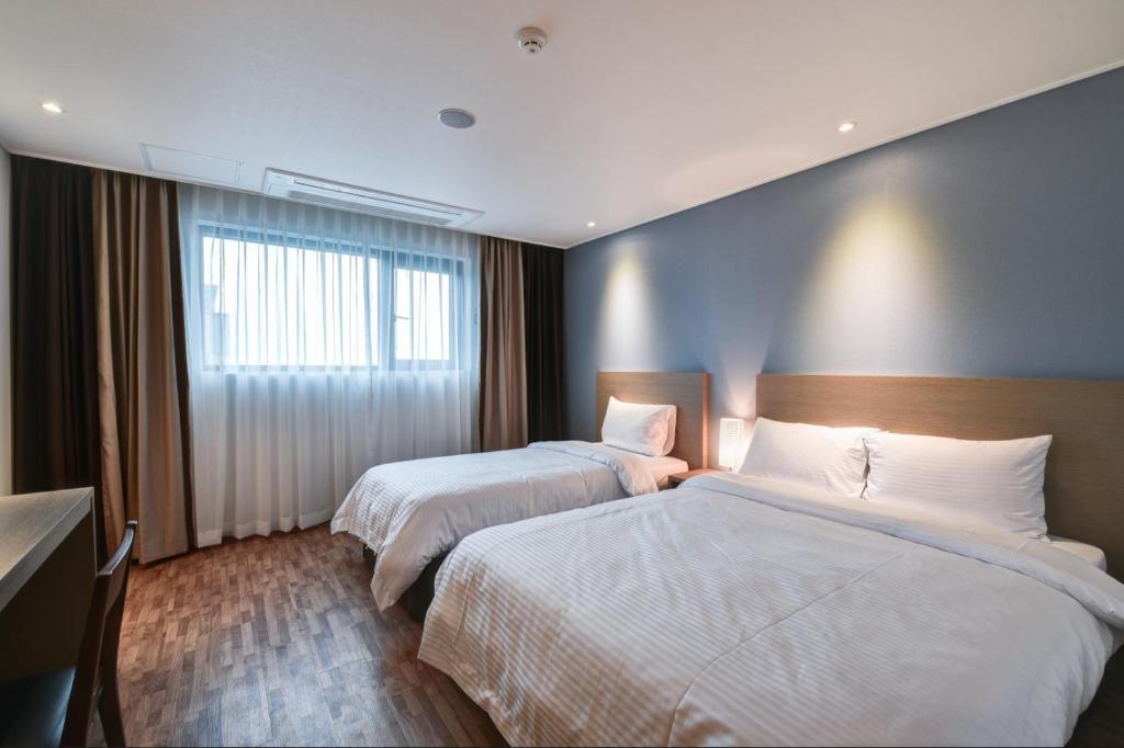 Postel nebo postele na pokoji v ubytování Sea Moon Tourist Hotel